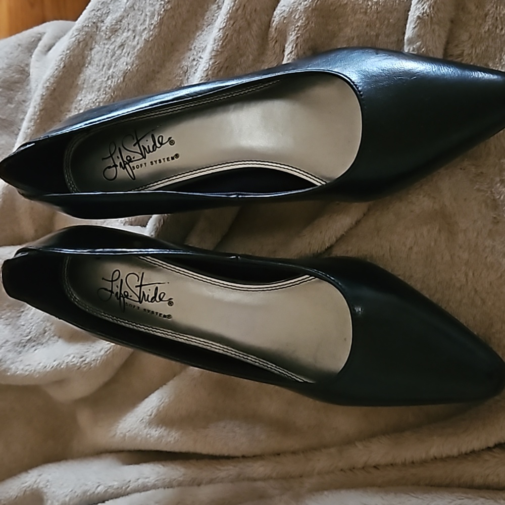 Life Stride black Kitten Heel pumps